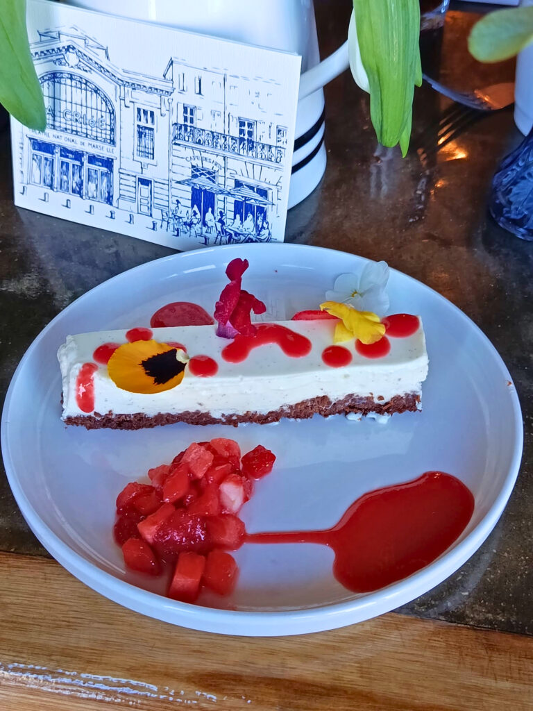 Sur le Vieux-Port, le Café des Arts est un lieu de vie - et de bonne humeur - où l'on s'attable pour un verre au soleil ou une assiette soignée faite de produits bien sourcés (entremets)