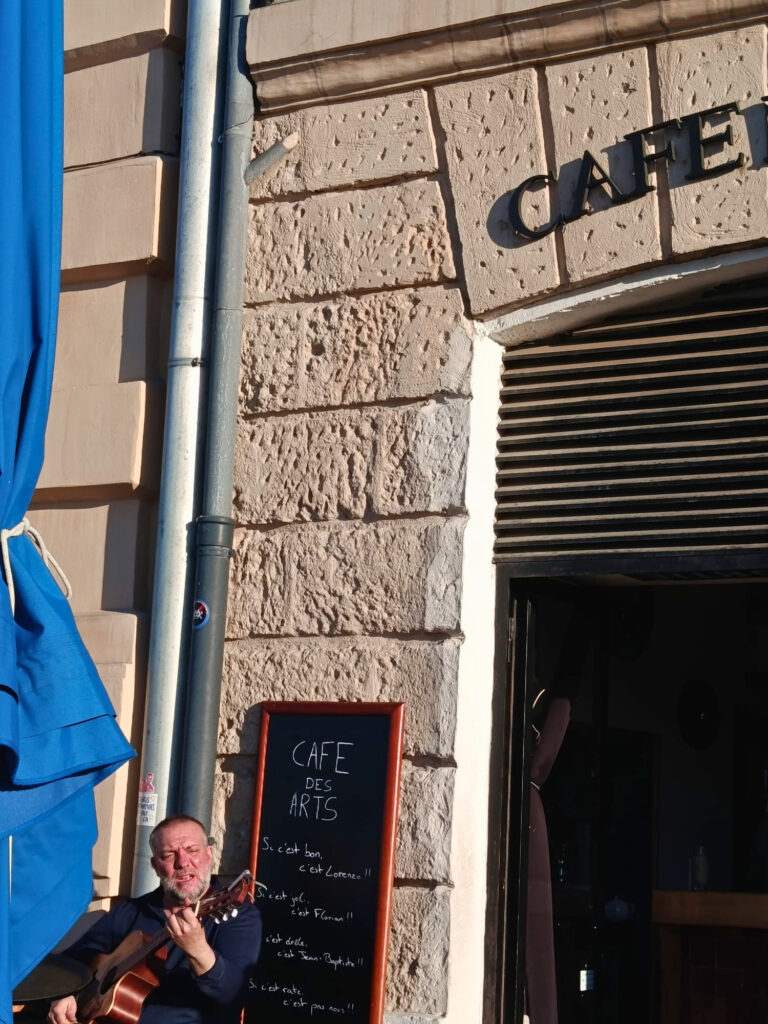 Sur le Vieux-Port, le Café des Arts est un lieu de vie - et de bonne humeur - où l'on s'attable pour un verre au soleil ou une assiette soignée faite de produits bien sourcés (chanteur)
