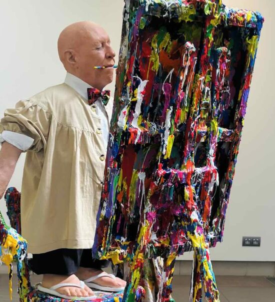 Avec l’exposition « Habiter », présentée au Musée Regards de Provence, l’artiste Gilles Barbier propose une immersion singulière dans une œuvre aussi foisonnante qu’inclassable (autoportrait)