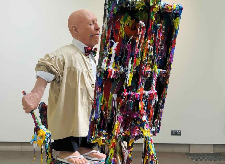 Avec l’exposition « Habiter », présentée au Musée Regards de Provence, l’artiste Gilles Barbier propose une immersion singulière dans une œuvre aussi foisonnante qu’inclassable (autoportrait)