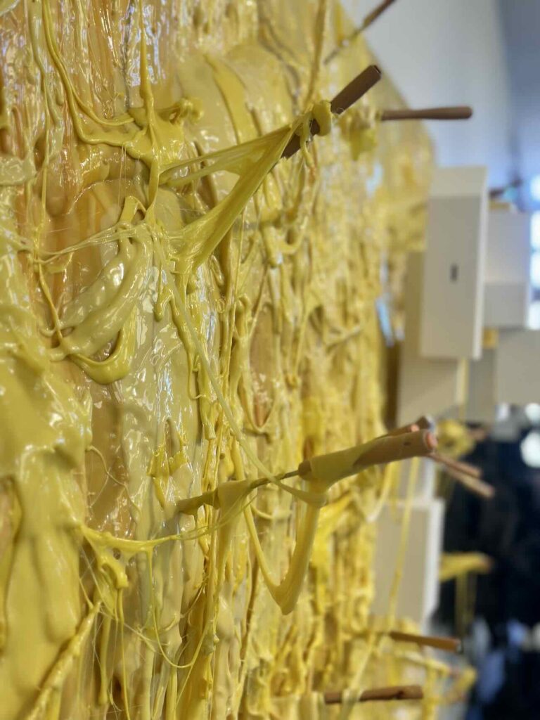 Avec l’exposition « Habiter », présentée au Musée Regards de Provence, l’artiste Gilles Barbier propose une immersion singulière dans une œuvre aussi foisonnante qu’inclassable (fondue)