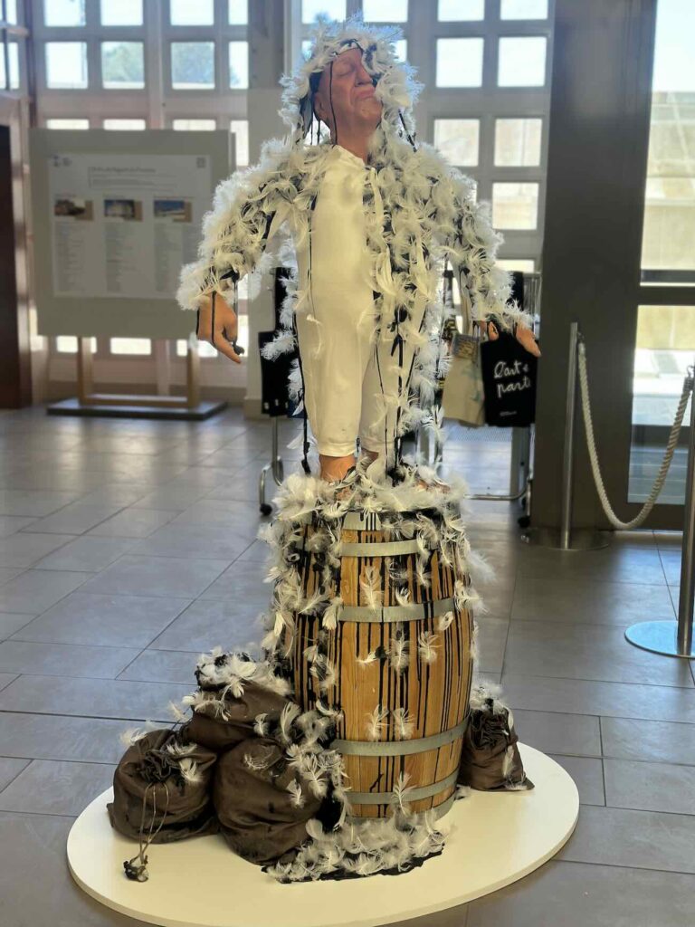 Avec l’exposition « Habiter », présentée au Musée Regards de Provence, l’artiste Gilles Barbier propose une immersion singulière dans une œuvre aussi foisonnante qu’inclassable (statue plumes)