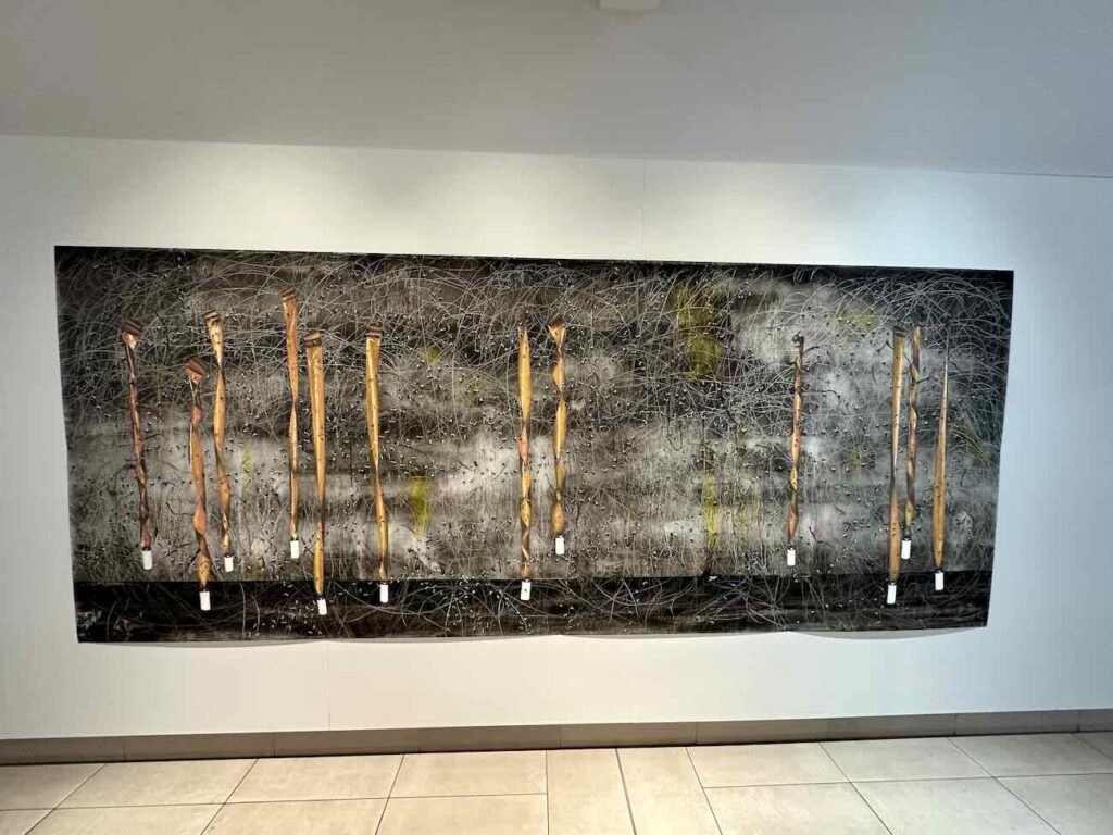 Avec l’exposition « Habiter », présentée au Musée Regards de Provence, l’artiste Gilles Barbier propose une immersion singulière dans une œuvre aussi foisonnante qu’inclassable (tue-mouches)