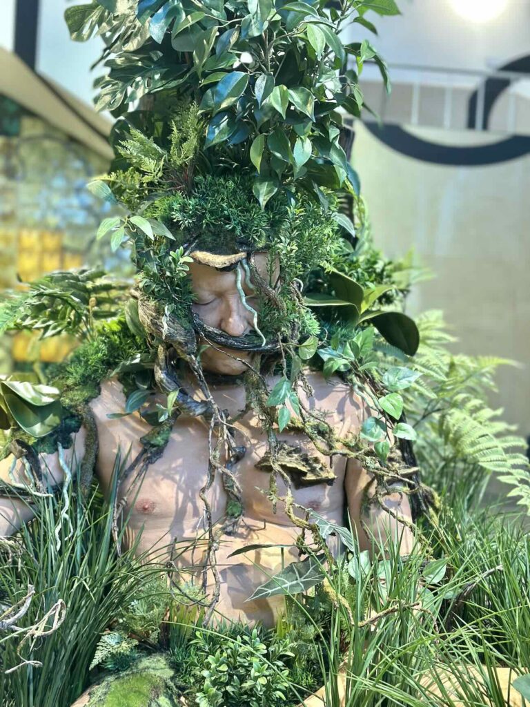 Avec l’exposition « Habiter », présentée au Musée Regards de Provence, l’artiste Gilles Barbier propose une immersion singulière dans une œuvre aussi foisonnante qu’inclassable (sculpture végétale)