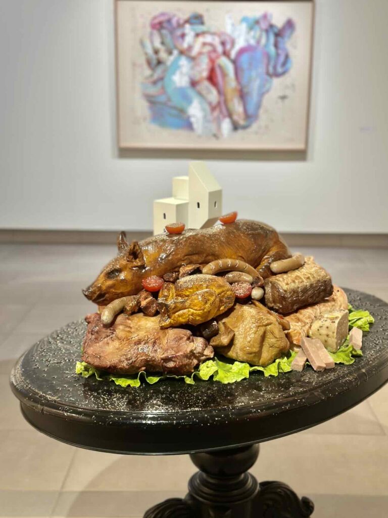 Avec l’exposition « Habiter », présentée au Musée Regards de Provence, l’artiste Gilles Barbier propose une immersion singulière dans une œuvre aussi foisonnante qu’inclassable (porc)