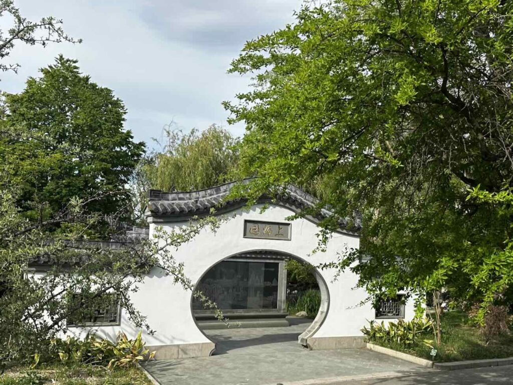 Au cœur du Parc Borély, le Jardin botanique Édouard-Marie Heckel offre une parenthèse inattendue. Derrière ses allées discrètes se cache un véritable musée du vivant, où plus de 3 000 espèces venues des cinq continents composent un paysage à la fois scientifique et poétique. Un lieu à part, où l’on voyage sans quitter Marseille (temple chinois)