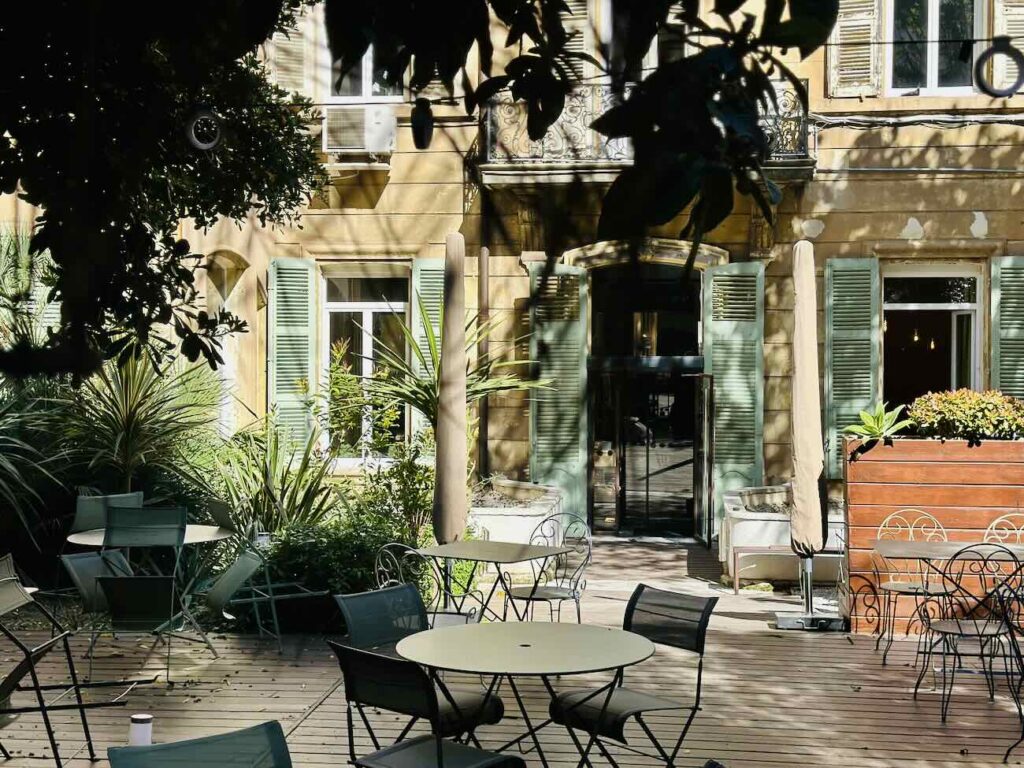 Le Jardin Montgrand est le restaurant bistronomique du Boutique-Hôtel Maison Montgrand situé dans le quartier de la Préfecture. Dans un magnifique jardin arboré vous pourrez profiter d'une cuisine de marché ou plus bistrot chic le soir (terrasse)