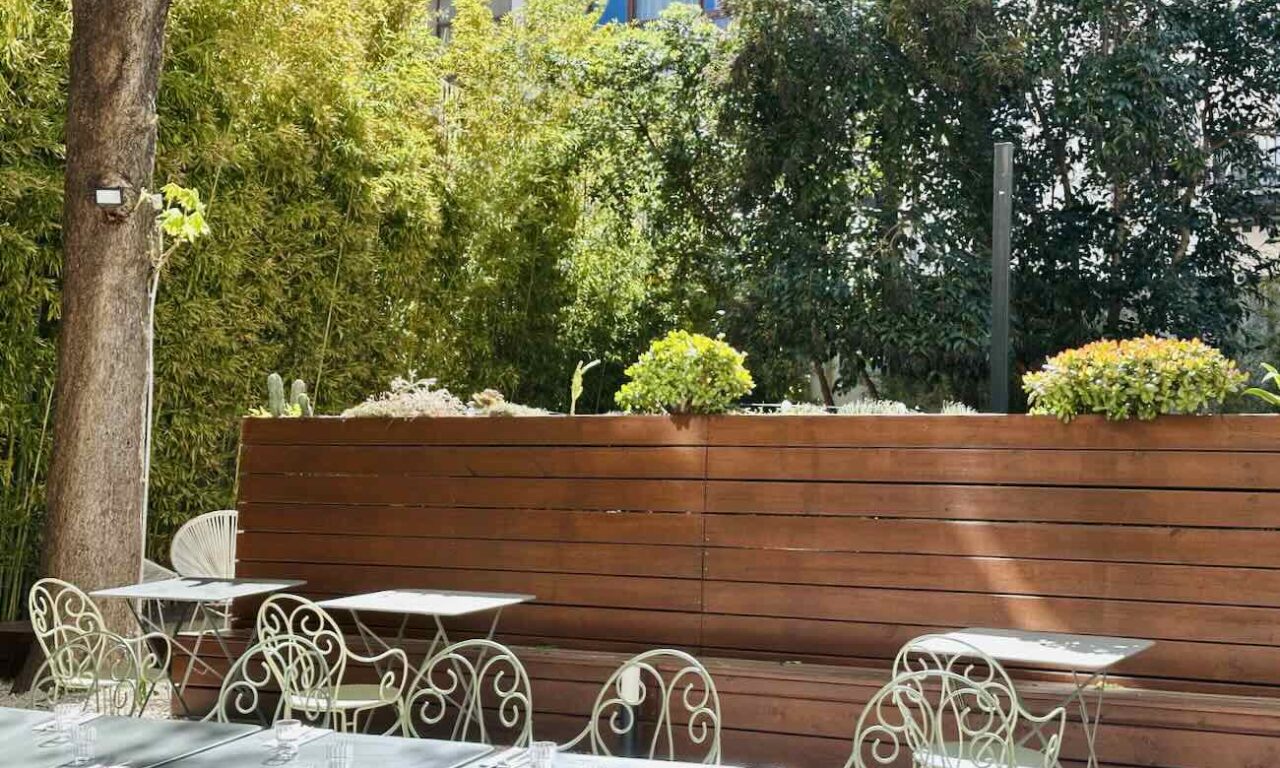 Le Jardin Montgrand est le restaurant bistronomique du Boutique-Hôtel Maison Montgrand situé dans le quartier de la Préfecture. Dans un magnifique jardin arboré vous pourrez profiter d'une cuisine de marché ou plus bistrot chic le soir (tables)