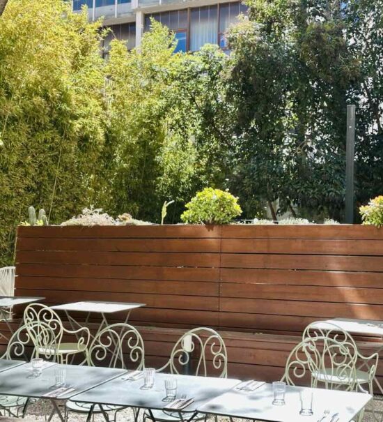 Le Jardin Montgrand est le restaurant bistronomique du Boutique-Hôtel Maison Montgrand situé dans le quartier de la Préfecture. Dans un magnifique jardin arboré vous pourrez profiter d'une cuisine de marché ou plus bistrot chic le soir (tables)