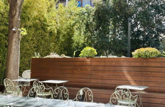 Le Jardin Montgrand est le restaurant bistronomique du Boutique-Hôtel Maison Montgrand situé dans le quartier de la Préfecture. Dans un magnifique jardin arboré vous pourrez profiter d'une cuisine de marché ou plus bistrot chic le soir (tables)