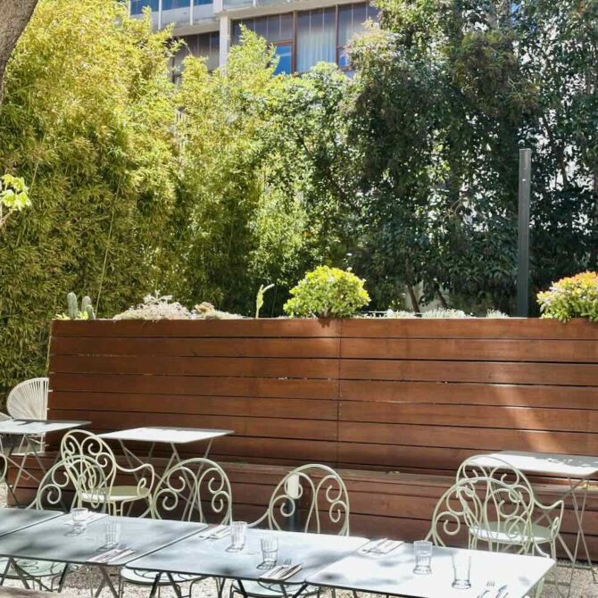 Le Jardin Montgrand est le restaurant bistronomique du Boutique-Hôtel Maison Montgrand situé dans le quartier de la Préfecture. Dans un magnifique jardin arboré vous pourrez profiter d'une cuisine de marché ou plus bistrot chic le soir (tables)