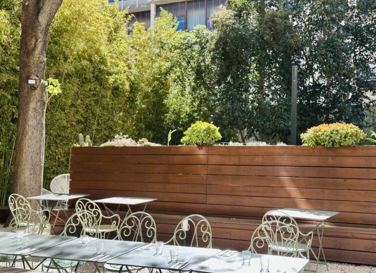 Le Jardin Montgrand est le restaurant bistronomique du Boutique-Hôtel Maison Montgrand situé dans le quartier de la Préfecture. Dans un magnifique jardin arboré vous pourrez profiter d'une cuisine de marché ou plus bistrot chic le soir (tables)