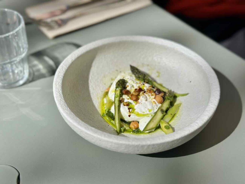 Le Jardin Montgrand est le restaurant bistronomique du Boutique-Hôtel Maison Montgrand situé dans le quartier de la Préfecture. Dans un magnifique jardin arboré vous pourrez profiter d'une cuisine de marché ou plus bistrot chic le soir (burrata)