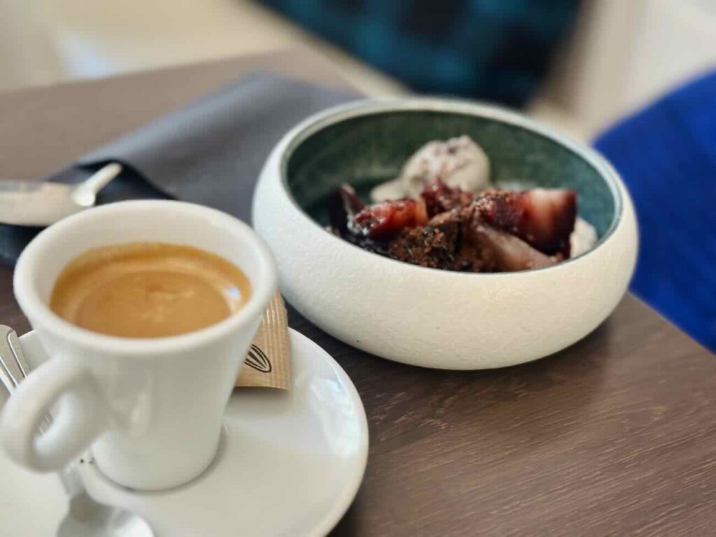 Le Jardin Montgrand est le restaurant bistronomique du Boutique-Hôtel Maison Montgrand situé dans le quartier de la Préfecture. Dans un magnifique jardin arboré vous pourrez profiter d'une cuisine de marché ou plus bistrot chic le soir (poire pochée)