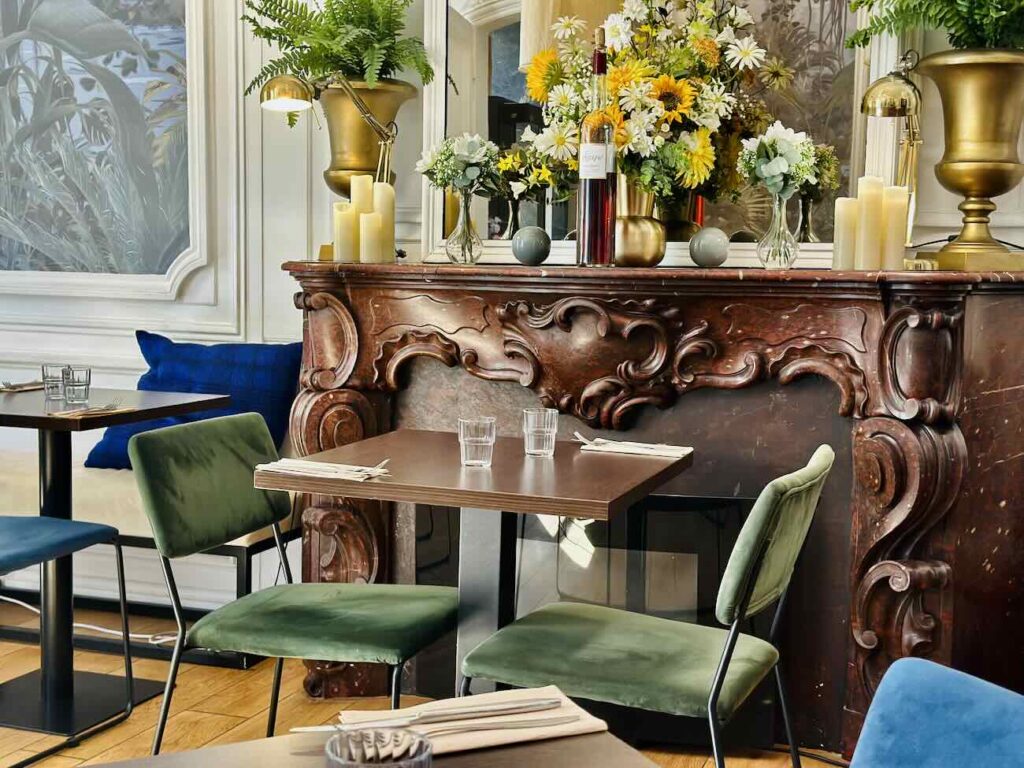 Le Jardin Montgrand est le restaurant bistronomique du Boutique-Hôtel Maison Montgrand situé dans le quartier de la Préfecture. Dans un magnifique jardin arboré vous pourrez profiter d'une cuisine de marché ou plus bistrot chic le soir (salle à manger)