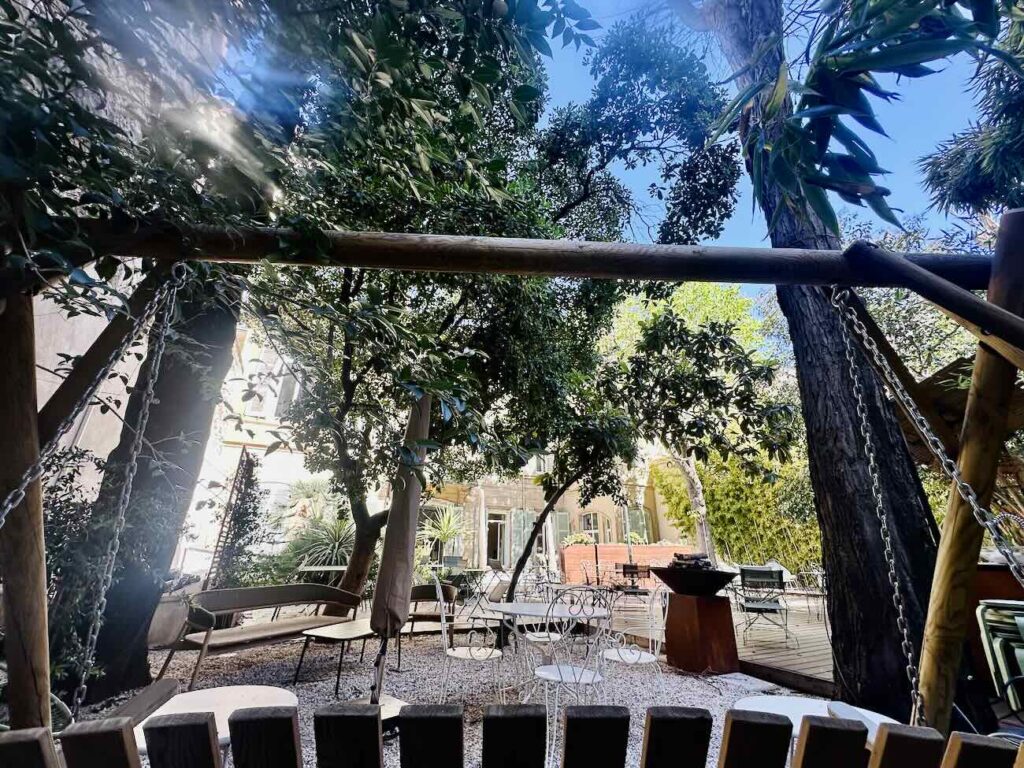 Le Jardin Montgrand est le restaurant bistronomique du Boutique-Hôtel Maison Montgrand situé dans le quartier de la Préfecture. Dans un magnifique jardin arboré vous pourrez profiter d'une cuisine de marché ou plus bistrot chic le soir (balancelle)