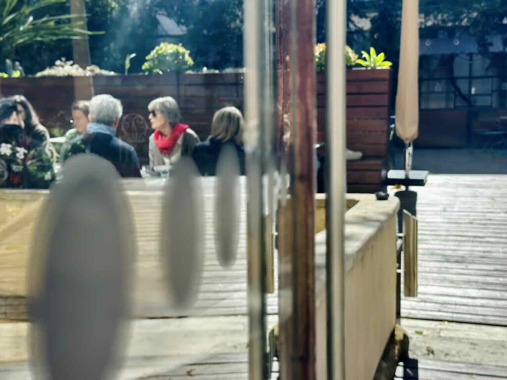 Le Jardin Montgrand est le restaurant bistronomique du Boutique-Hôtel Maison Montgrand situé dans le quartier de la Préfecture. Dans un magnifique jardin arboré vous pourrez profiter d'une cuisine de marché ou plus bistrot chic le soir (cour)