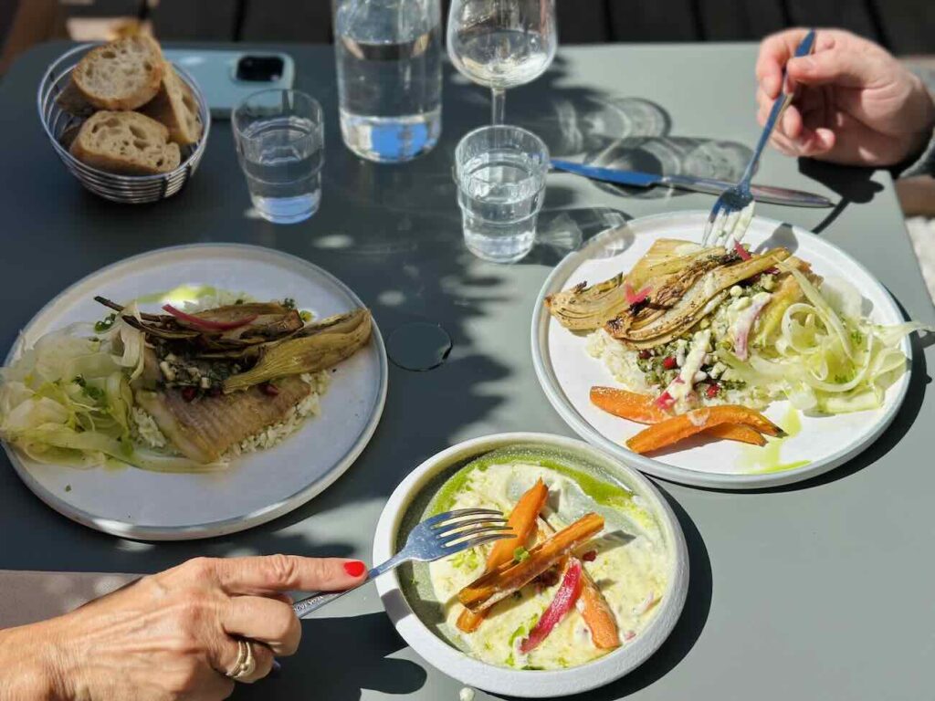 Le Jardin Montgrand est le restaurant bistronomique du Boutique-Hôtel Maison Montgrand situé dans le quartier de la Préfecture. Dans un magnifique jardin arboré vous pourrez profiter d'une cuisine de marché ou plus bistrot chic le soir (plats)