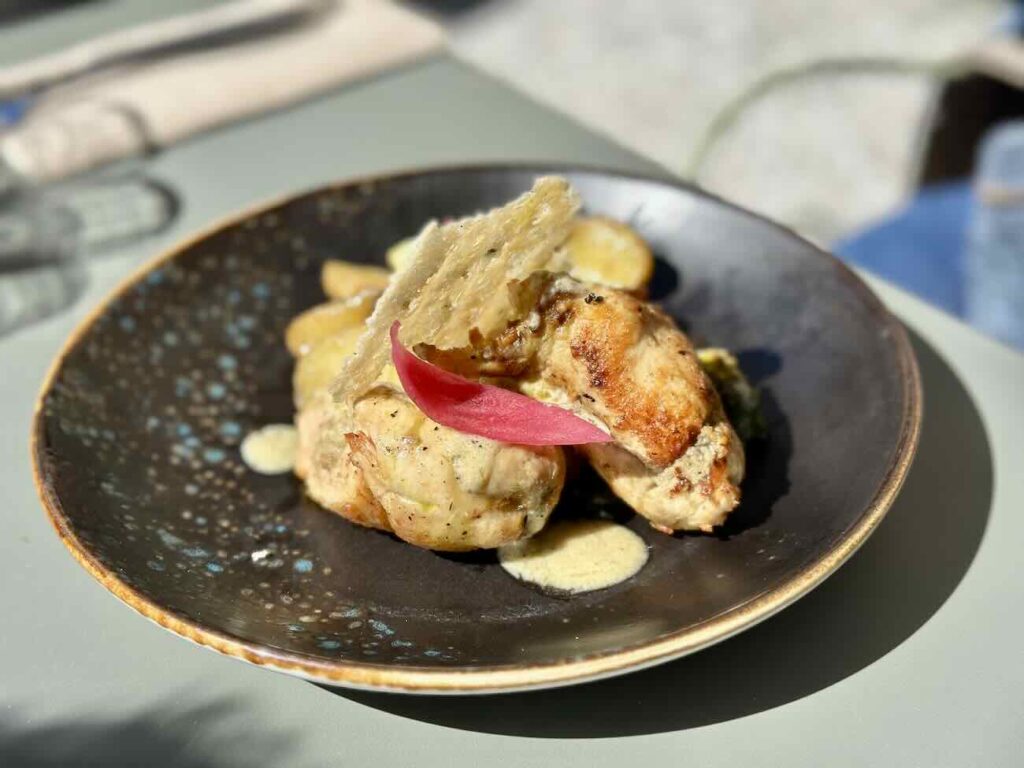 Le Jardin Montgrand est le restaurant bistronomique du Boutique-Hôtel Maison Montgrand situé dans le quartier de la Préfecture. Dans un magnifique jardin arboré vous pourrez profiter d'une cuisine de marché ou plus bistrot chic le soir (ballotine)