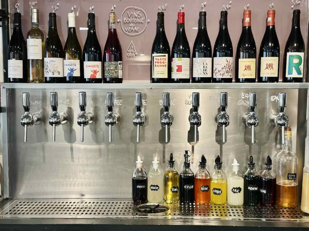 Le Ponpon est un bar populaire ouvert chaque fin d'après-midi à deux pas du Palais Longchamp dans la quartier des 5 avenues à Marseille. On vient autant pour boire un verre, grignoter qu'écouter un concert ou faire une partie de billard (becs)