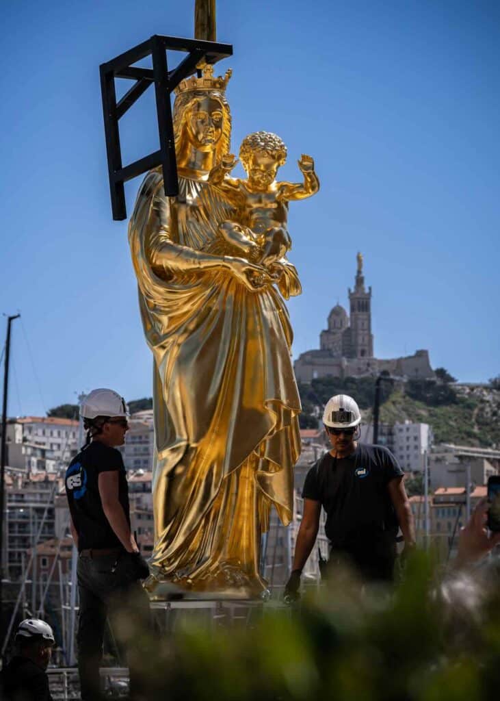 À l’occasion de l’expo « Bonnes Mères », le Mucem installe une réplique monumentale de la célèbre statue réalisée par Christophle au sommet de la tour Saint-Jean (dépose)