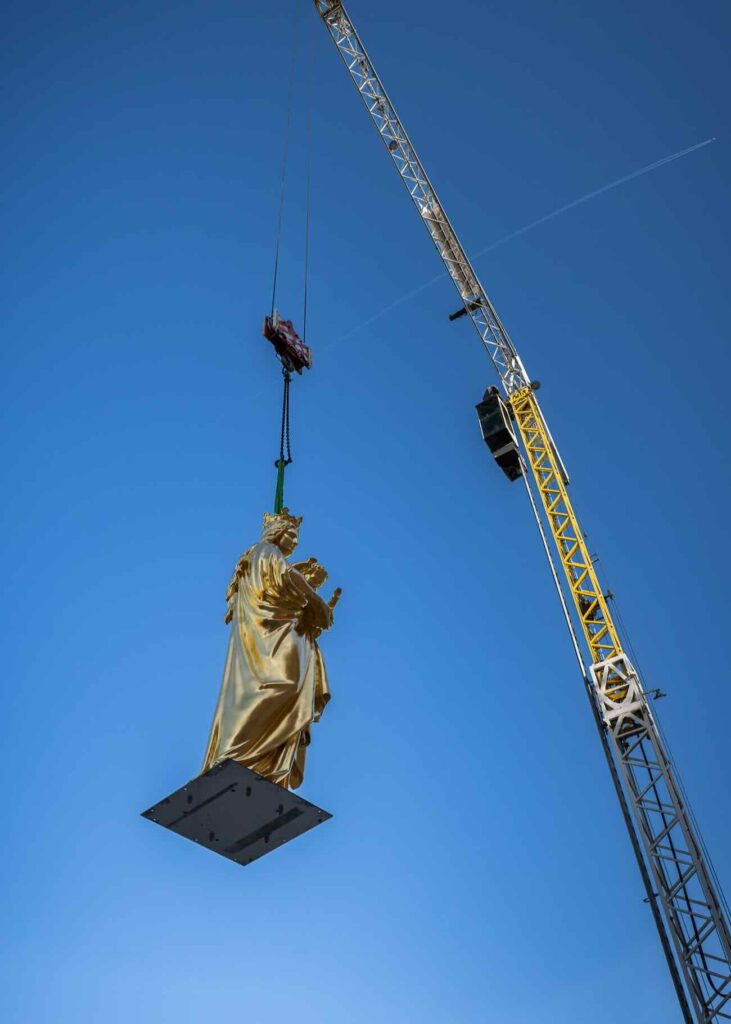 À l’occasion de l’expo « Bonnes Mères », le Mucem installe une réplique monumentale de la célèbre statue réalisée par Christophle au sommet de la tour Saint-Jean (grue)