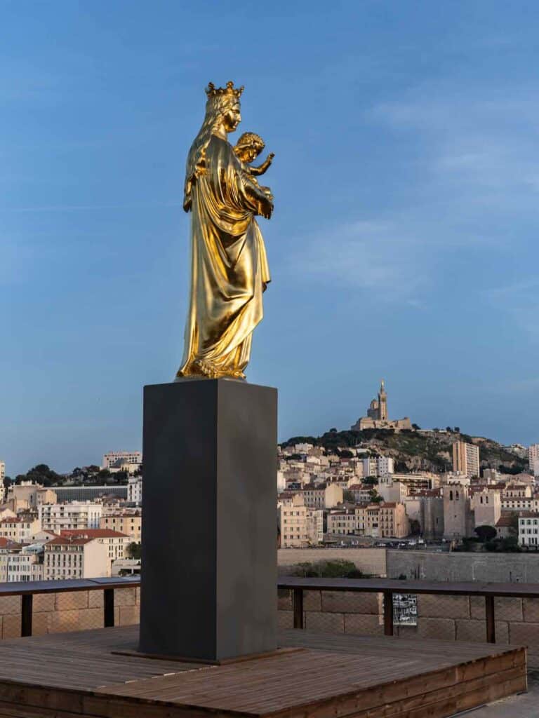 À l’occasion de l’expo « Bonnes Mères », le Mucem installe une réplique monumentale de la célèbre statue réalisée par Christophle au sommet de la tour Saint-Jean (statue).