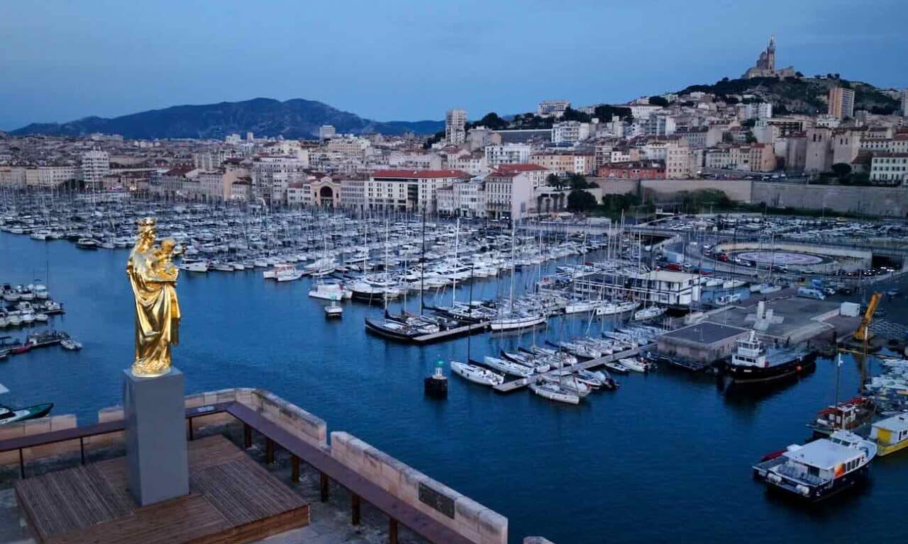 À l’occasion de l’expo « Bonnes Mères », le Mucem installe une réplique monumentale de la célèbre statue réalisée par Christophle au sommet de la tour Saint-Jean.