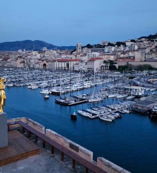 À l’occasion de l’expo « Bonnes Mères », le Mucem installe une réplique monumentale de la célèbre statue réalisée par Christophle au sommet de la tour Saint-Jean.