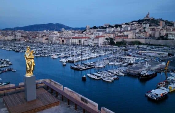À l’occasion de l’expo « Bonnes Mères », le Mucem installe une réplique monumentale de la célèbre statue réalisée par Christophle au sommet de la tour Saint-Jean.