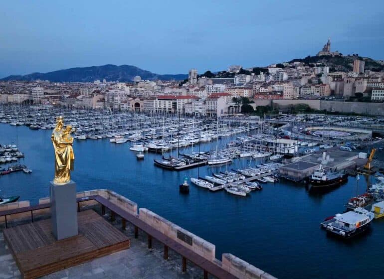 À l’occasion de l’expo « Bonnes Mères », le Mucem installe une réplique monumentale de la célèbre statue réalisée par Christophle au sommet de la tour Saint-Jean.