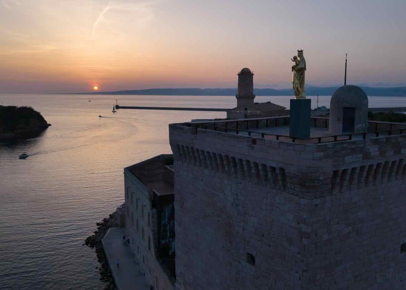 À l’occasion de l’expo « Bonnes Mères », le Mucem installe une réplique monumentale de la célèbre statue réalisée par Christophle au sommet de la tour Saint-Jean (coucher de soleil). 