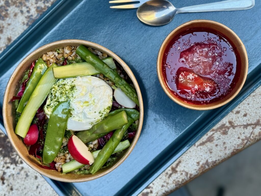 Tilt est un coffeeshop doublé d’une cantine flexitarienne qui régale le quartier du Camas en semaine. (vue du dessus)