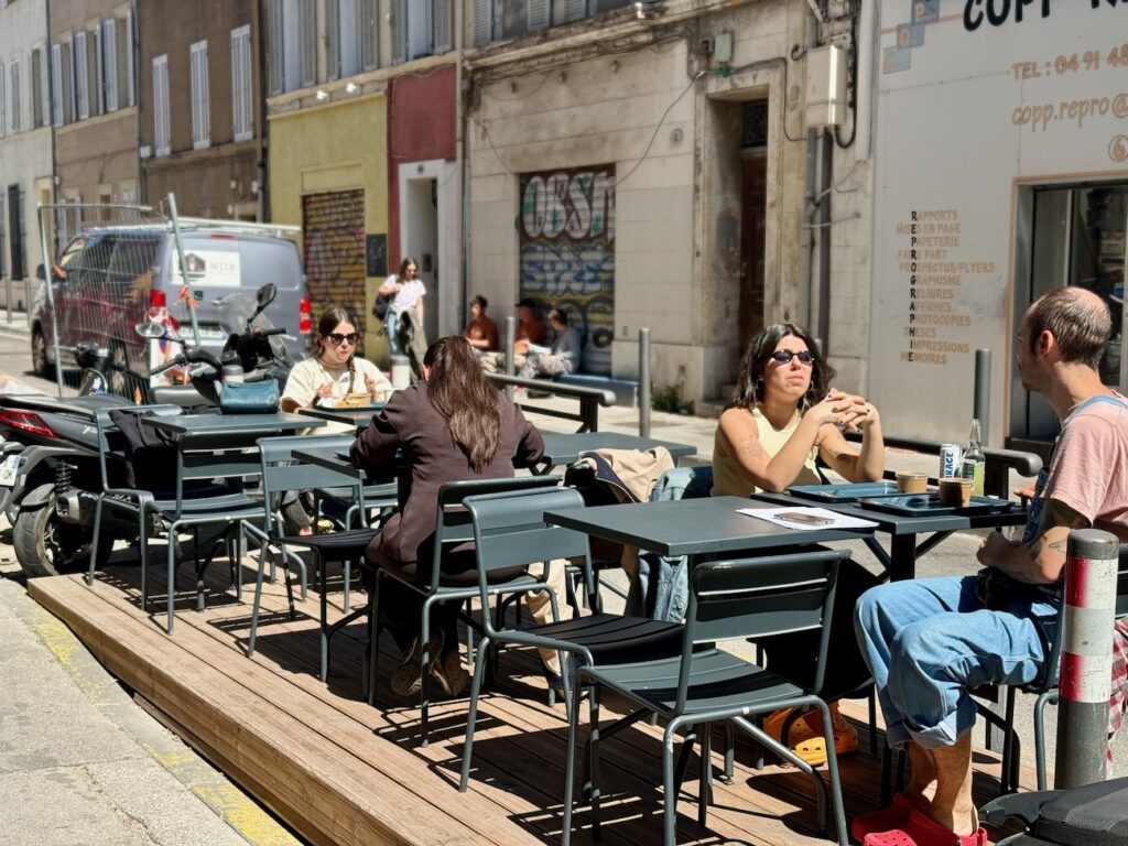 Tilt est un coffeeshop doublé d’une cantine flexitarienne qui régale le quartier du Camas en semaine. (terrasse)
