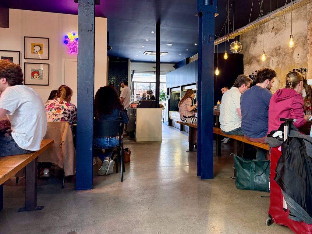 Tilt est un coffeeshop doublé d’une cantine flexitarienne qui régale le quartier du Camas en semaine. (intérieur)