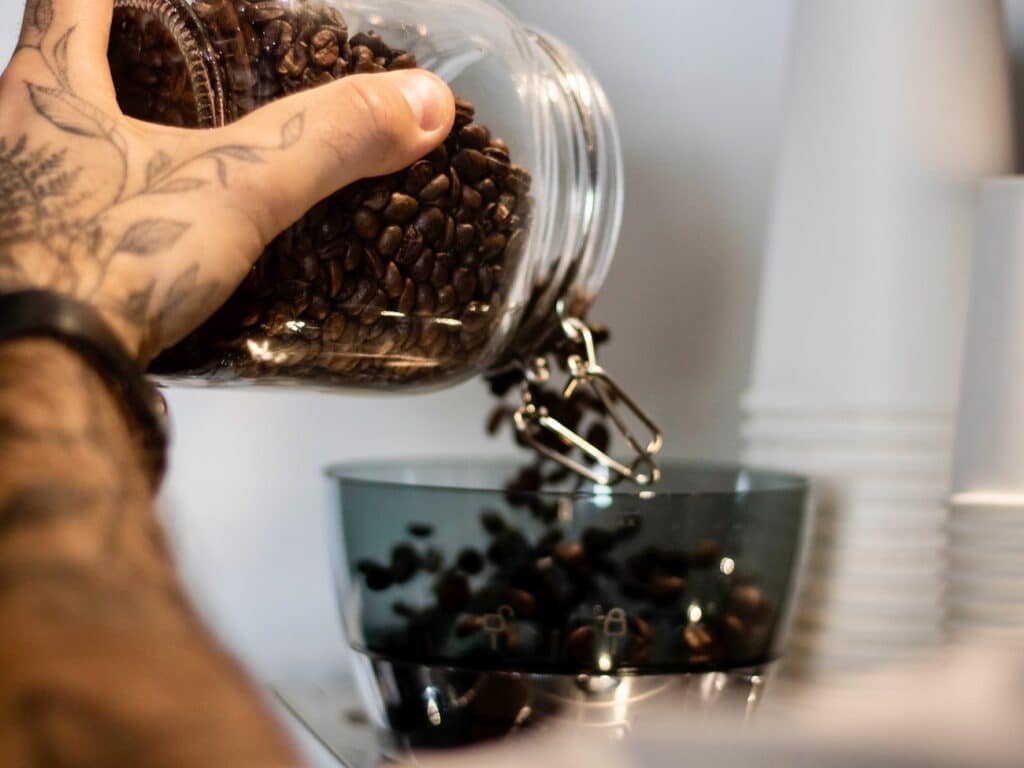 Tilt est un coffeeshop doublé d’une cantine flexitarienne qui régale le quartier du Camas en semaine. (café)