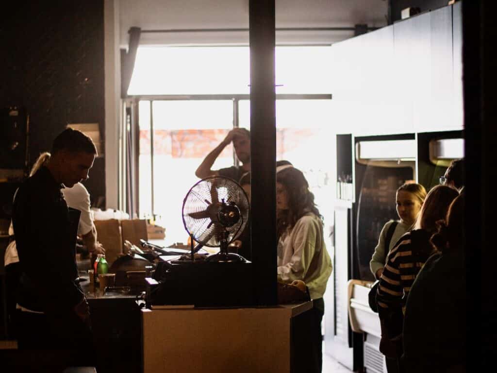 Tilt est un coffeeshop doublé d’une cantine flexitarienne qui régale le quartier du Camas en semaine. (intérieur bis)