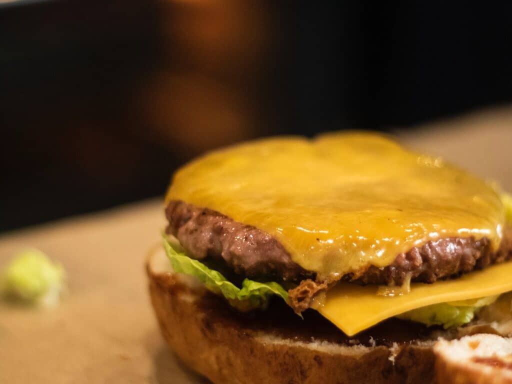 Tilt est un coffeeshop doublé d’une cantine flexitarienne qui régale le quartier du Camas en semaine. (cheese)