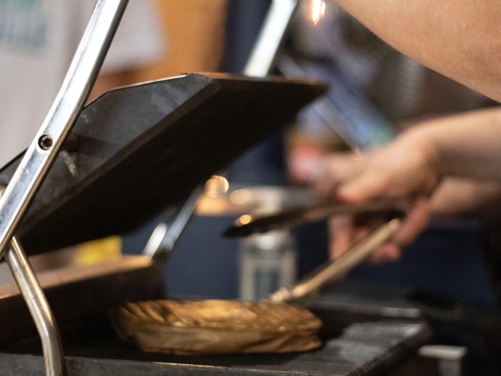 Tilt est un coffeeshop doublé d’une cantine flexitarienne qui régale le quartier du Camas en semaine. (grilles)