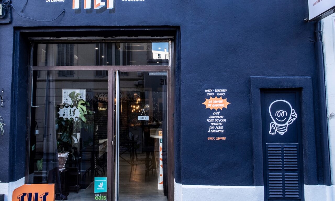 Tilt est un coffeeshop doublé d’une cantine flexitarienne qui régale le quartier du Camas en semaine. (façade)