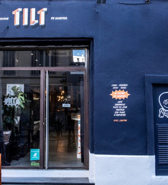 Tilt est un coffeeshop doublé d’une cantine flexitarienne qui régale le quartier du Camas en semaine. (façade)