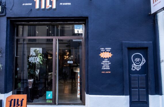 Tilt est un coffeeshop doublé d’une cantine flexitarienne qui régale le quartier du Camas en semaine. (façade)
