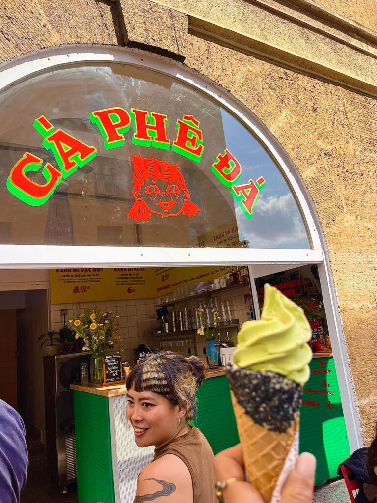 À Marseille, Cà phê đá propose des banh mi, cafés vietnamiens, glaces et autres plats parfumés. Une échoppe, avec terrasse, où s'infuse toute la richesse de la gastronomie du Vietnam (glace)