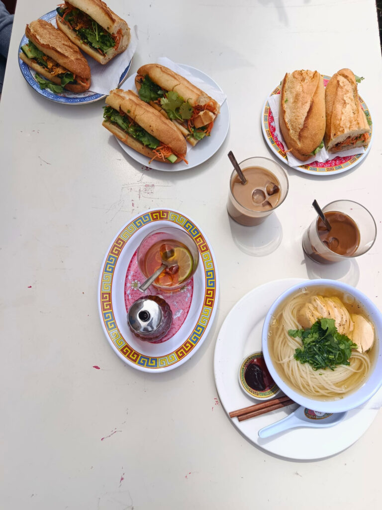 À Marseille, Cà phê đá propose des banh mi, cafés vietnamiens, glaces et autres plats parfumés. Une échoppe, avec terrasse, où s'infuse toute la richesse de la gastronomie du Vietnam (table)