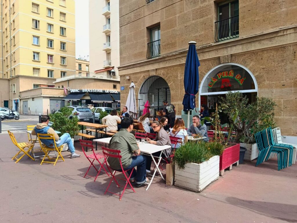 À Marseille, Cà phê đá propose des banh mi, cafés vietnamiens, glaces et autres plats parfumés. Une échoppe, avec terrasse, où s'infuse toute la richesse de la gastronomie du Vietnam (terrasse)