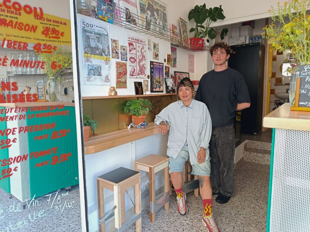 À Marseille, Cà phê đá propose des banh mi, cafés vietnamiens, glaces et autres plats parfumés. Une échoppe, avec terrasse, où s'infuse toute la richesse de la gastronomie du Vietnam (gérants 2)