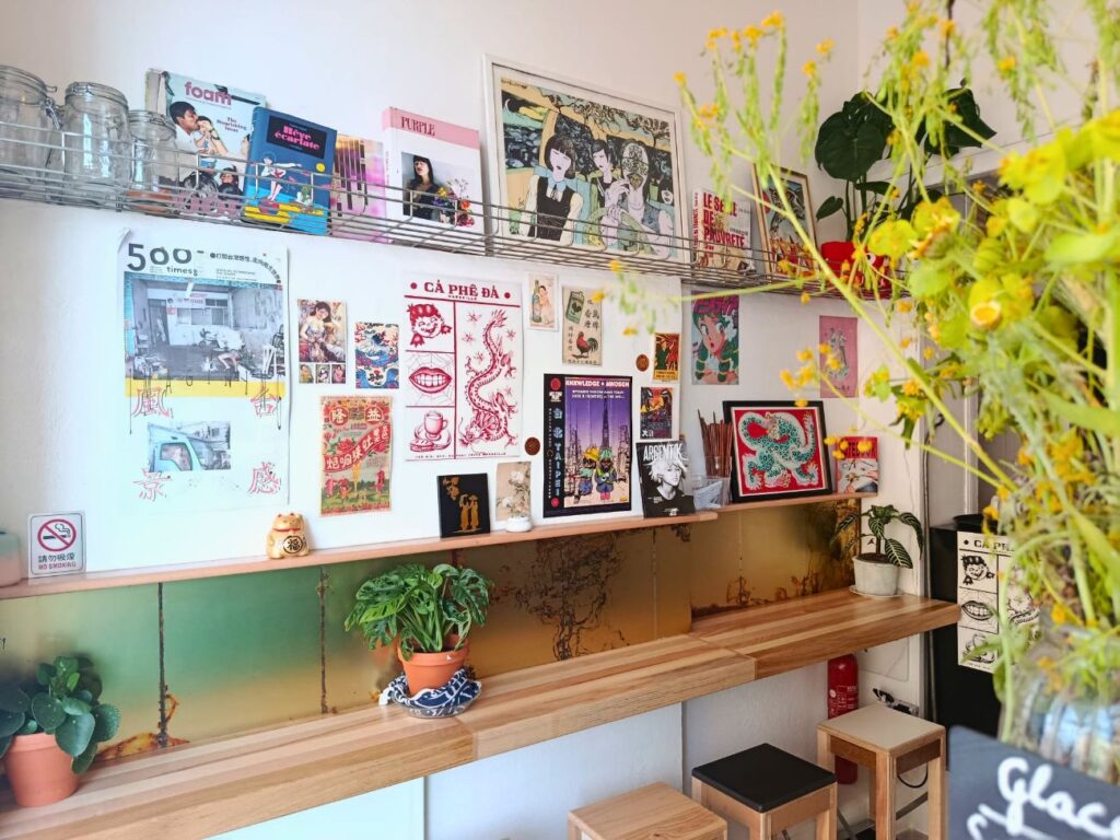 À Marseille, Cà phê đá propose des banh mi, cafés vietnamiens, glaces et autres plats parfumés. Une échoppe, avec terrasse, où s'infuse toute la richesse de la gastronomie du Vietnam (comptoir)