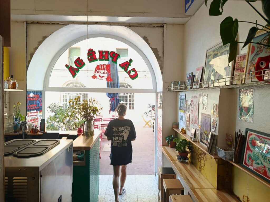 À Marseille, Cà phê đá propose des banh mi, cafés vietnamiens, glaces et autres plats parfumés. Une échoppe, avec terrasse, où s'infuse toute la richesse de la gastronomie du Vietnam (intérieur)