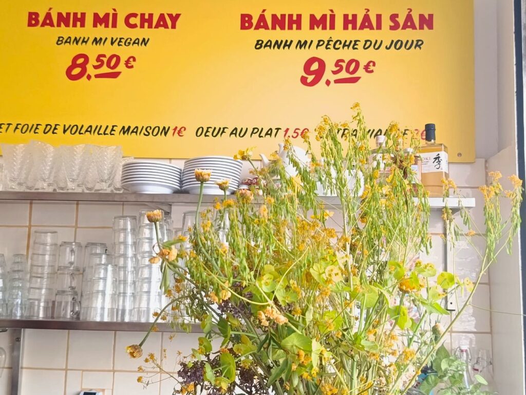 À Marseille, Cà phê đá propose des banh mi, cafés vietnamiens, glaces et autres plats parfumés. Une échoppe, avec terrasse, où s'infuse toute la richesse de la gastronomie du Vietnam (pancartes)