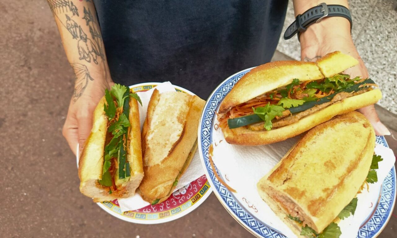 À Marseille, Cà phê đá propose des banh mi, cafés vietnamiens, glaces et autres plats parfumés. Une échoppe, avec terrasse, où s'infuse toute la richesse de la gastronomie du Vietnam (banh mi)